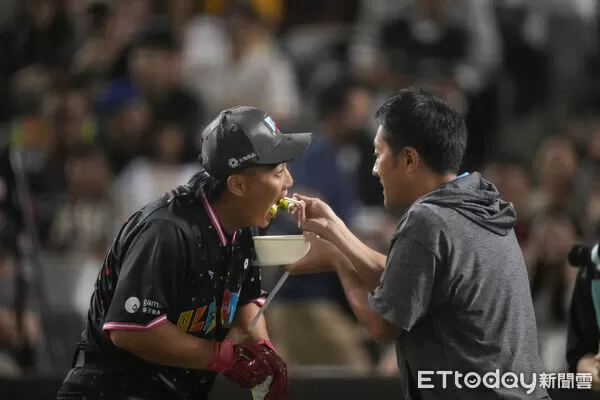 ▲中職明星賽全壘打大賽，平野惠一餵王政順吃便當。（圖／記者林敬旻攝）