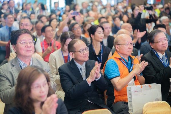 ▲敏盛醫療體系總裁楊敏盛獲頒「傑出市民證」