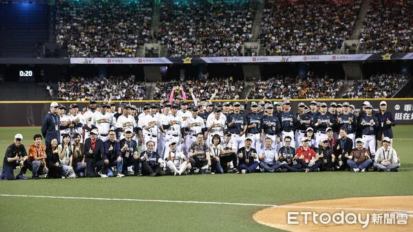 ▲中職明星賽，賽前大合照。（圖／記者林敬旻攝）
