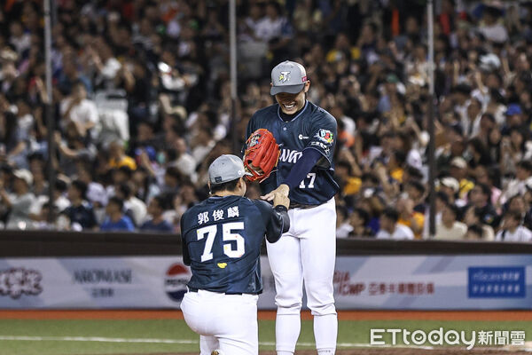▲中職明星賽，郭俊麟、陳冠宇上演求婚戲碼。（圖／記者林敬旻攝）