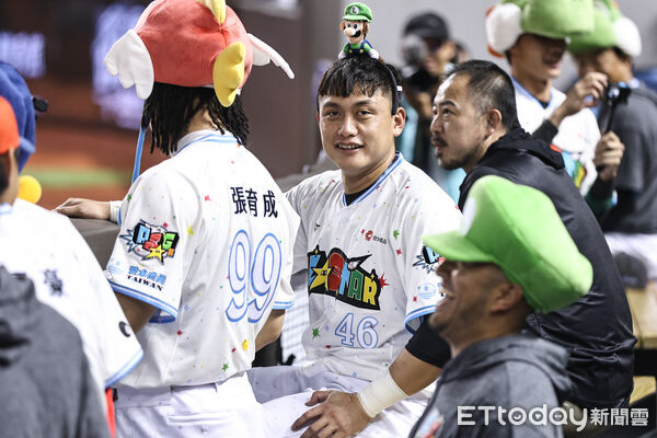 ▲中職明星賽，球員及裁判換上任天堂裝扮。（圖／記者林敬旻攝）