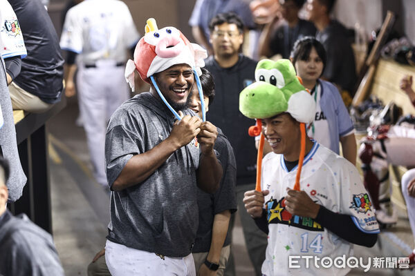 ▲中職明星賽，球員及裁判換上任天堂裝扮。（圖／記者林敬旻攝）