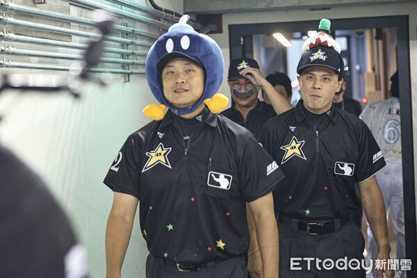 ▲中職明星賽，球員及裁判換上任天堂裝扮。（圖／記者林敬旻攝）