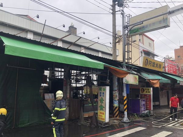 ▲北斗商圈清晨火警燒毀2間攤位。（圖／翻攝自鎮代會主席陳世凱臉書）