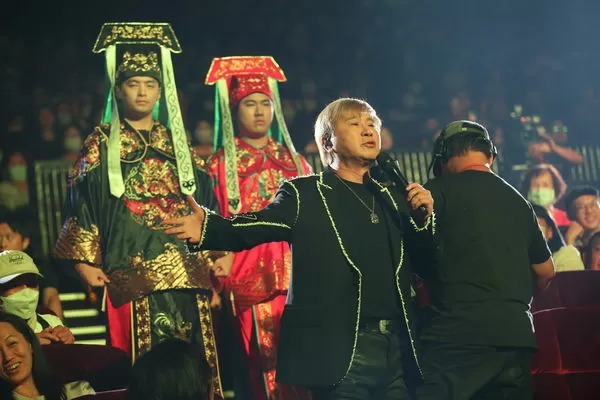 ▲胡瓜開場唱包青天。（圖／寶吉祥集團）