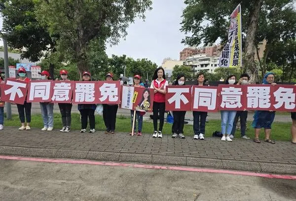 ▲萬美玲聯手民眾黨小草+反罷女力出擊
