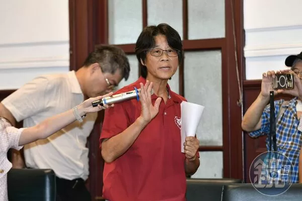 周台英今日出席記者會後，隨即參加校評會。（鏡報李智為攝）