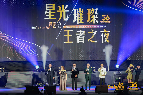 ▲萬泰董事長鄭毓文與集團各公司總經理一起上台敬酒，左起李前中、白竹蘭、鄭毓文、費金輝、許俊弘 。（圖／萬泰提供）