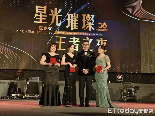 ▲頒發30周年資深員工獎，左起鍾美堅資深副總、李曉薇資深副理、鄭毓文董事長、顏秀惠專案課長。（圖／記者張佩芬攝）