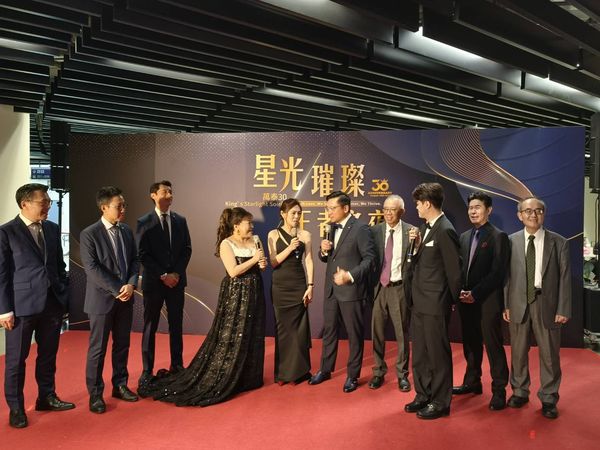 ▲陽明董事長蔡豐明(右五)在萬泰直播站接受訪問。（圖／記者張佩芬攝）