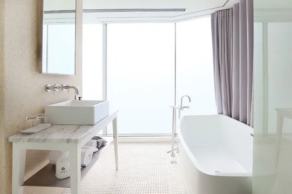 ▲▼台北喜瑞飯店將落地窗玻璃進行「視覺隱私優化」。（圖／翻攝自業者臉書）