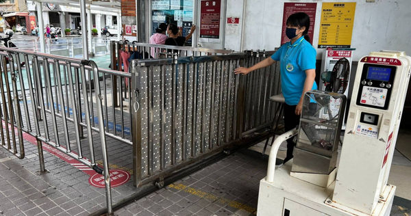 高雄市輪船公司旗津站的入口用鐵柵欄管制進出，該公司工會人員指出，該鐵門很重，一般人要推動也有難度。（圖／民眾提供）