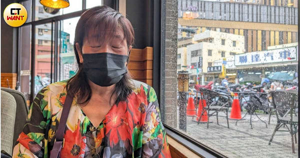 患有小兒麻痺的歐小姐說，高雄市輪船公司收票員是她人生第一份正職工作，她很珍惜，也很怕遭到秋後算帳被解職。（圖／甯其遠攝）