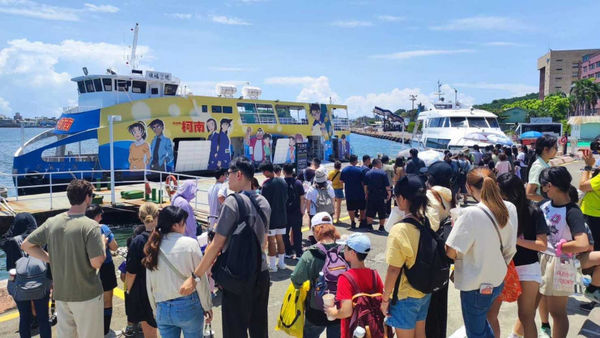 高雄市輪船公司為市府公營事業，負責高雄市所有公共渡輪、觀光遊輪業務。圖為該公司去年推出「名偵探柯南」聯名海上巴士，營運首週就有近5000人次搭乘。（圖／翻攝自輪船股份有限公司臉書）
