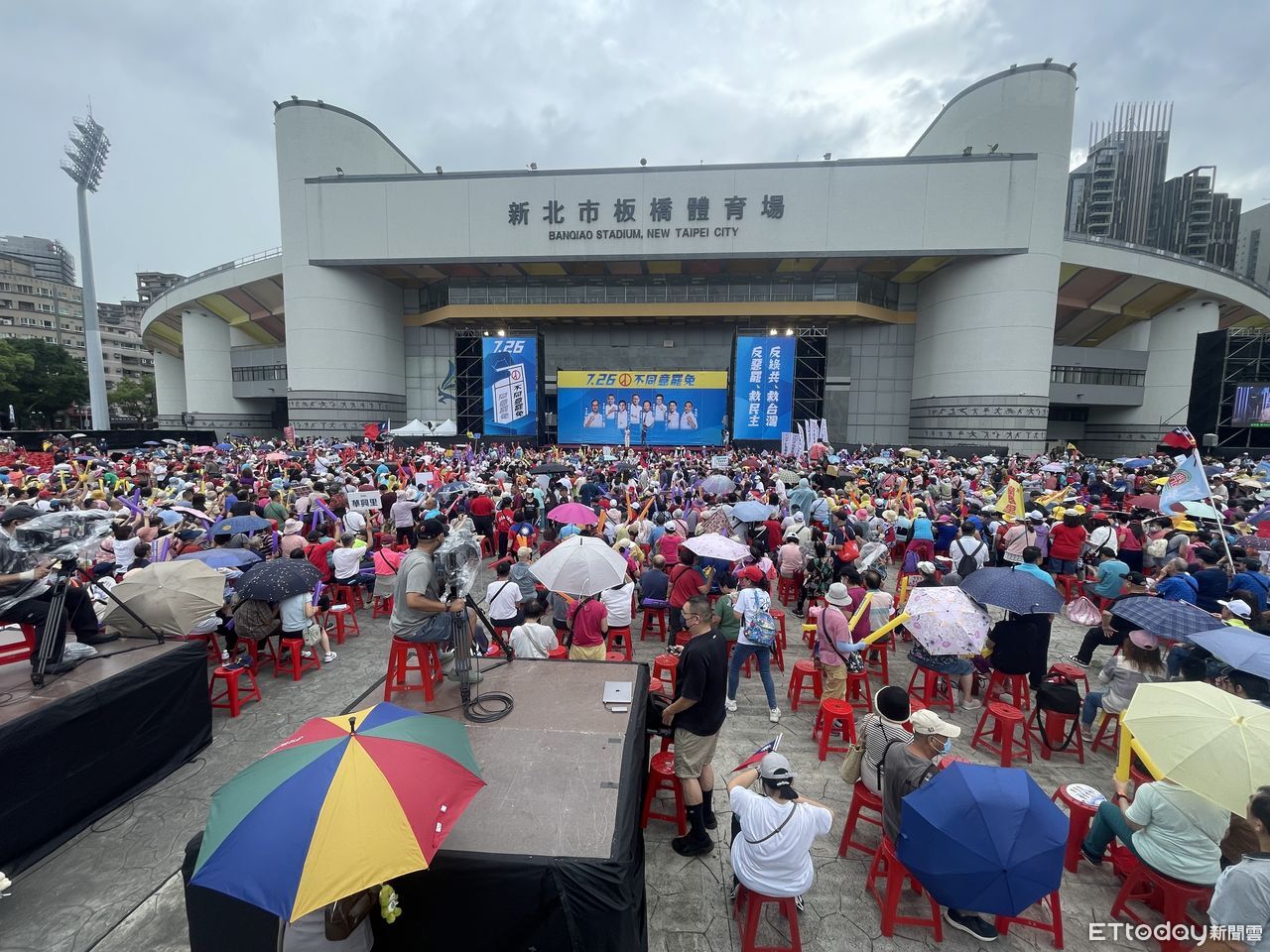 陰雨綿綿！國民黨新北黃金周反罷免動員萬人　開場1/3紅椅未坐滿