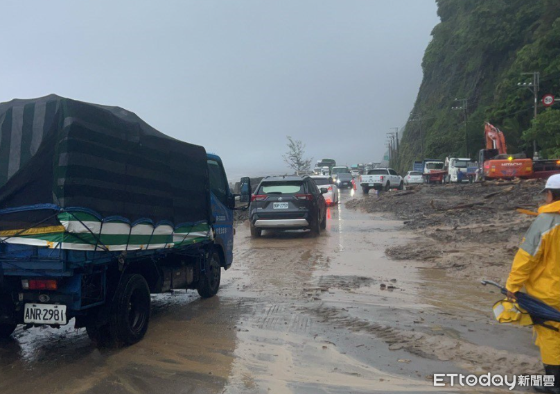 薇帕強灌豪雨「4公路預警封路、受災」　土石流淹南迴公路