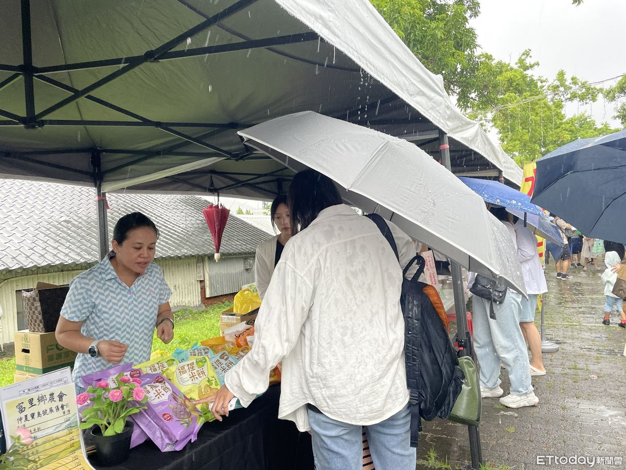 仲夏寶島號再度光臨富里！風雨難阻遊客　市集熱銷搶購一空
