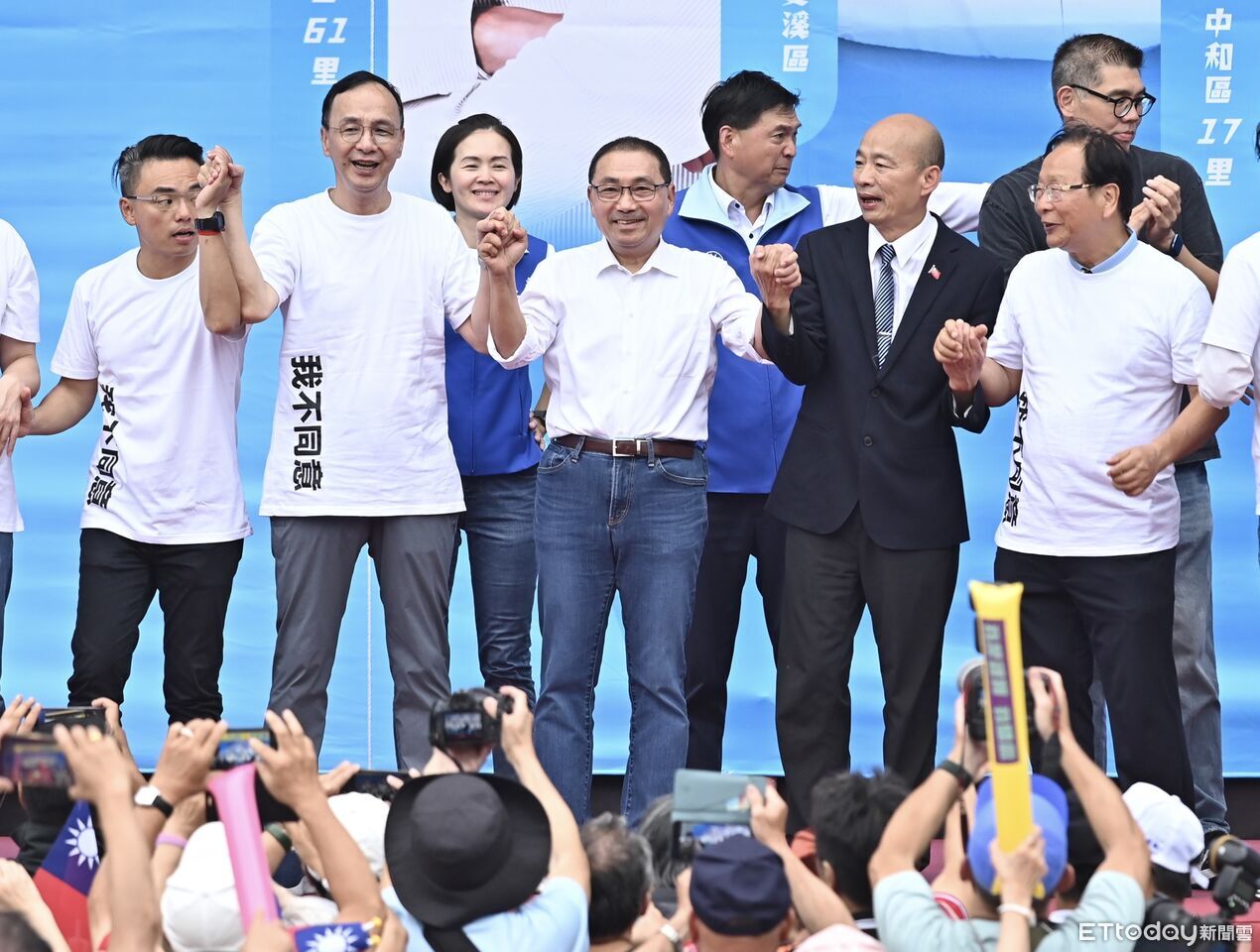2萬藍軍雨中反罷免！　韓國瑜嘆：台灣民主走向獨裁的懸崖旁