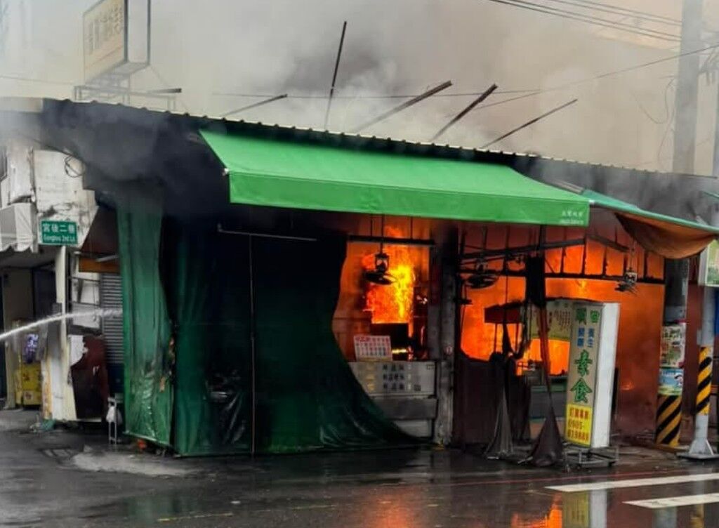 北斗商圈清晨惡火！2店家慘遭燒毀　消防急灌救