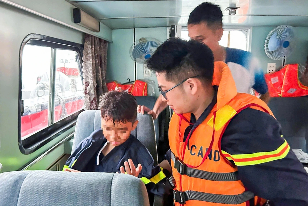 下龍灣刮龍捲風旅遊船翻覆！男童受困船艙4小時「奇蹟生還」