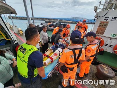 薇帕遠離餘威仍在　海巡頂風浪送小琉球骨折男回本島就醫