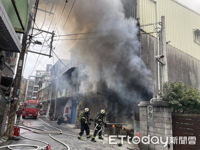 桃園民宅火警濃煙竄天！母子驚逃　1樓神壇、轎車燒毀