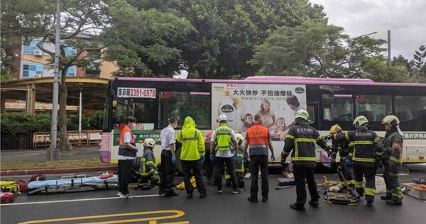 部立桃園醫院外科主任周佳正，19日上午8時許在北市愛國西路行人穿越道過馬路時，遭未禮讓行人的欣欣客運公車撞上，周男被捲入車底當場失去生命跡象，救護人員將他救出送醫急救仍宣告不治。（圖／警方提供）