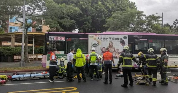 部立桃園醫院外科主任周佳正，19日上午8時許在北市愛國西路行人穿越道過馬路時，遭未禮讓行人的欣欣客運公車撞上，周男被捲入車底當場失去生命跡象，救護人員將他救出送醫急救仍宣告不治。（圖／警方提供）