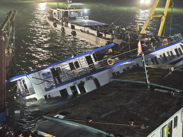 ▲▼越南下龍灣觀光船翻覆。（圖／翻攝自@VietnamNewsVNS）