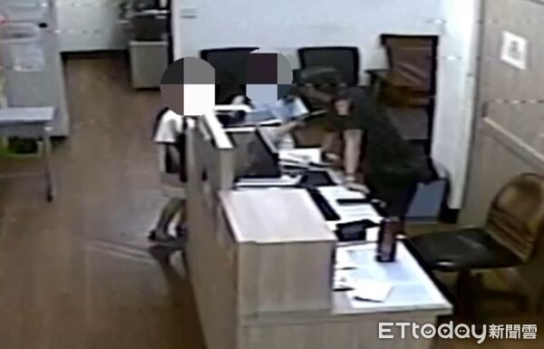▲在民眾家中抓捕的中華眼鏡蛇，特徵為頭上有白色花紋、被激怒時頸部會撐開呈飯匙狀，也被稱為「飯匙倩」。（圖／記者吳奕靖翻攝）