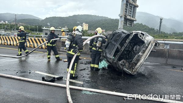 ▲▼國5北向54公里發生自撞火燒車事故。（圖／記者游芳男翻攝）