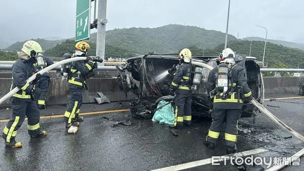 ▲▼國5北向54公里發生自撞火燒車事故。（圖／記者游芳男翻攝）