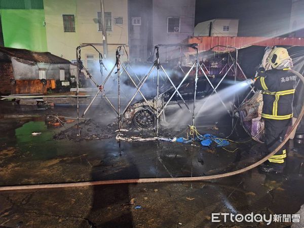 ▲▼陳姓男子與詹姓男子有債務糾紛，今凌晨陳男朝詹男轎車持瓦斯噴槍縱火。（圖／記者吳世龍翻攝）