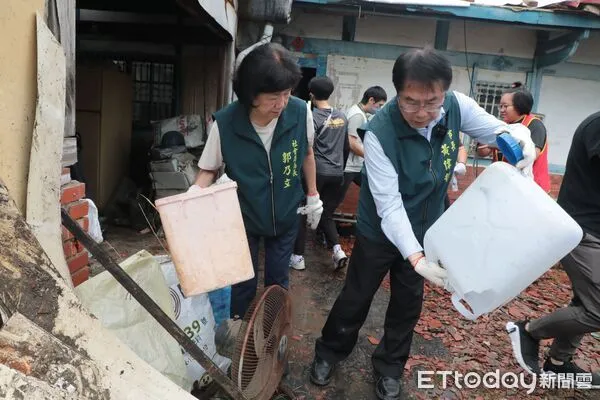 ▲台南市長黃偉哲多次前往學甲、北門等重災區現場勘查災情，指揮各單位加速災後復原。（記者林東良翻攝，下同）