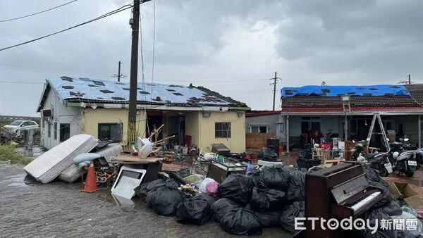 ▲台南市長黃偉哲多次前往學甲、北門等重災區現場勘查災情，指揮各單位加速災後復原。（記者林東良翻攝，下同）