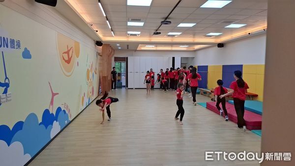 ▲台南市體操委員會主任委員陳宗彥出席「翻體操」與「台灣體操協會」聯合揭牌典禮，與團隊一同見證台灣體操新起點。（記者林東良翻攝，下同）