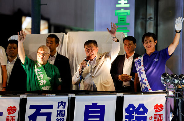 ▲▼自民黨總裁、首相石破茂19日晚間現身東京JR蒲田車站前。（圖／路透）