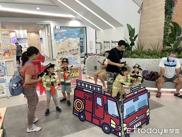 ▲台南市消防局第五大隊於歸仁三井OUTLET舉辦「暑假童樂多，防災不能拖」活動，現場親子熱烈參與防災體驗。（記者林東良翻攝，下同）