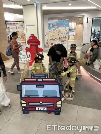 ▲台南市消防局第五大隊於歸仁三井OUTLET舉辦「暑假童樂多，防災不能拖」活動，現場親子熱烈參與防災體驗。（記者林東良翻攝，下同）
