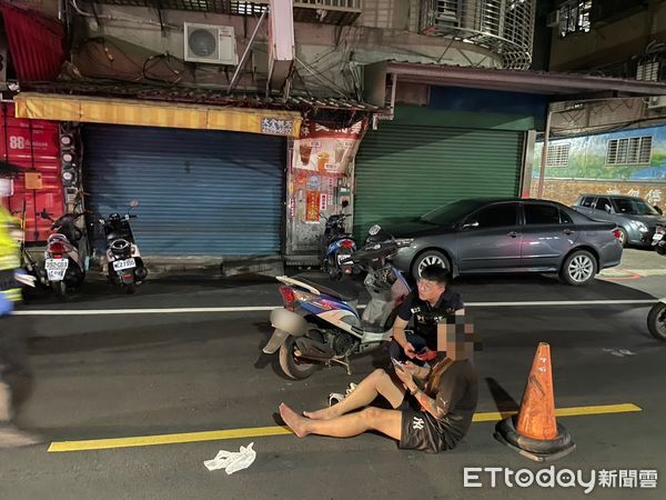 ▲▼張女載兒子（紅圈）跨線逆向，與對向李男對撞（紅箭頭），事故造成2車4人受傷送醫             。（圖／記者陳以昇翻攝）