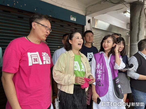 ▲▼民進黨立委吳思瑤、徐富癸和台北市議員許淑華、屏東縣議員梁育慈今日上午和罷免國民黨立委徐巧芯團體「剷除黑芯」今日上午到永春市場掃街催同意罷免票。（圖／記者詹詠淇攝）