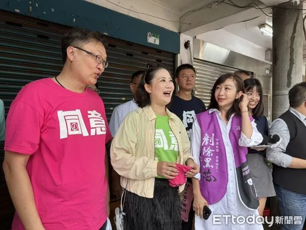 ▲▼民進黨立委吳思瑤、徐富癸和台北市議員許淑華、屏東縣議員梁育慈今日上午和罷免國民黨立委徐巧芯團體「剷除黑芯」今日上午到永春市場掃街催同意罷免票。（圖／記者詹詠淇攝）