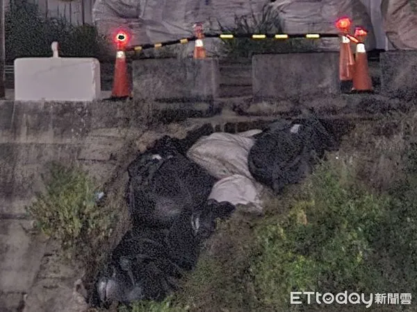 ▲大雨+洪水！台中海線道路地基遭掏空露出一大洞　市府急搶修。（圖／台中市建設局提供）