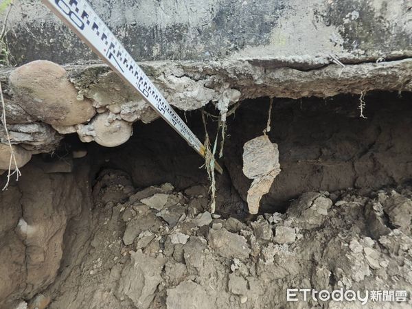 ▲大雨+洪水！台中海線道路地基遭掏空露出一大洞　市府急搶修。（圖／台中市建設局提供）