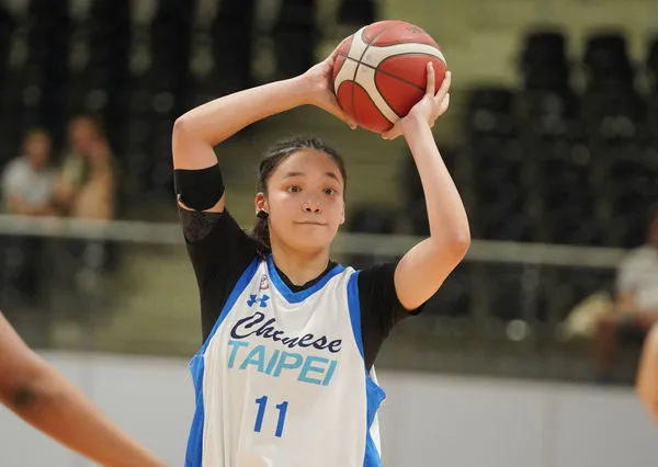 ▲世大運中華女籃蕭豫玟、黃沁瑜 。（圖／大專體總提供）