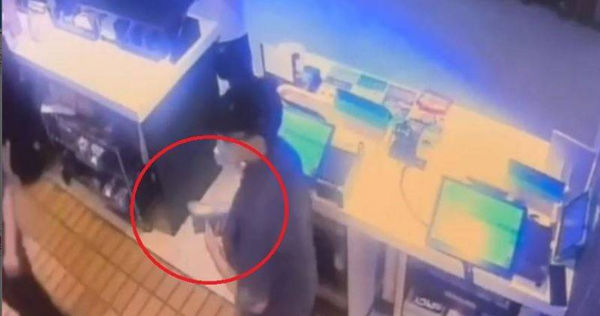 台中麥當勞驚現神秘銀袋，員工拾金不昧拾回30萬現金護照。（圖／翻攝畫面）