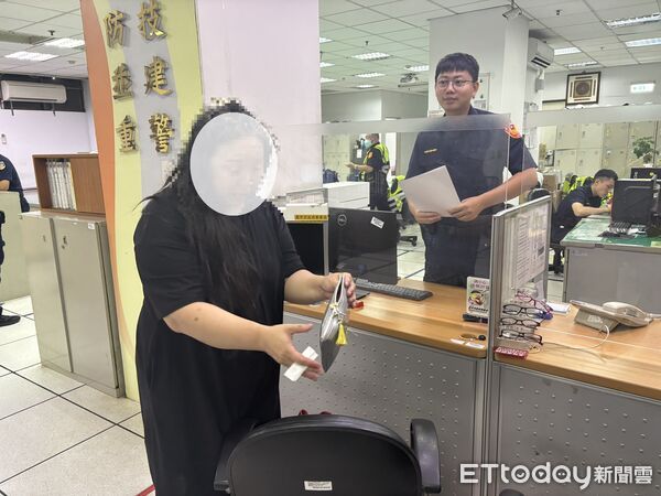 吃麦当劳险丢护照+30万现金