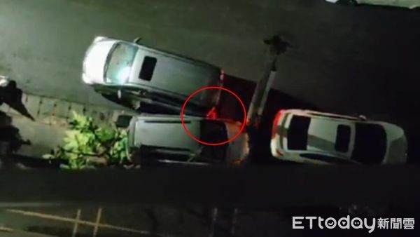 ▲小港深夜不平靜，發生車輛蓄意衝撞逃逸案件             。（圖／目擊者提供）