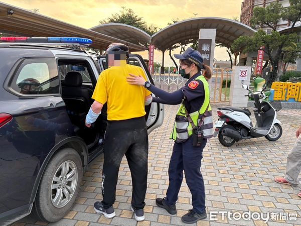 ▲里港警分局員警助林男平安返家。（圖／記者陳崑福翻攝）