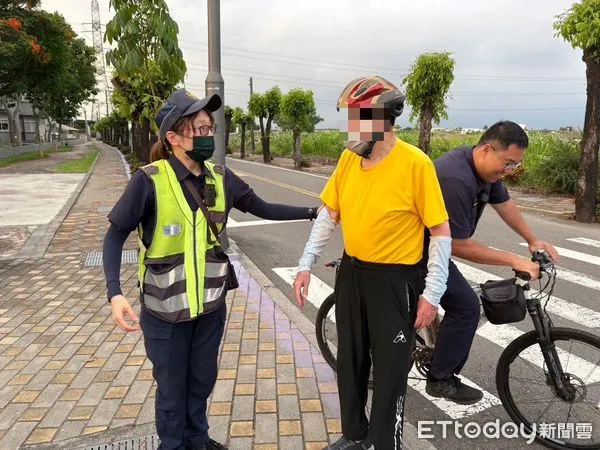 ▲里港警分局員警助林男平安返家。（圖／記者陳崑福翻攝）
